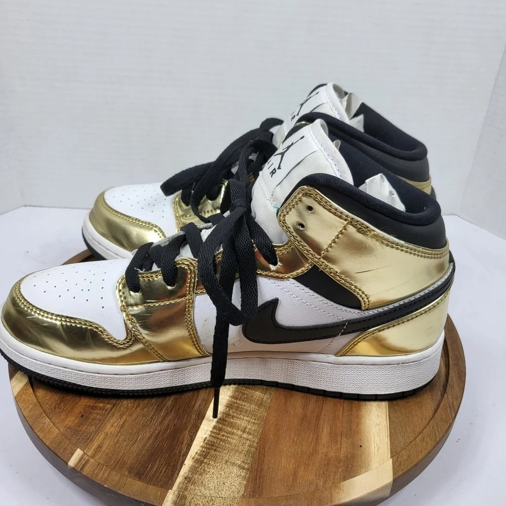 Air Jordan 1 Mid SE Metallic Gold Black White DC1420-700 Size 7Y Womens 8.5